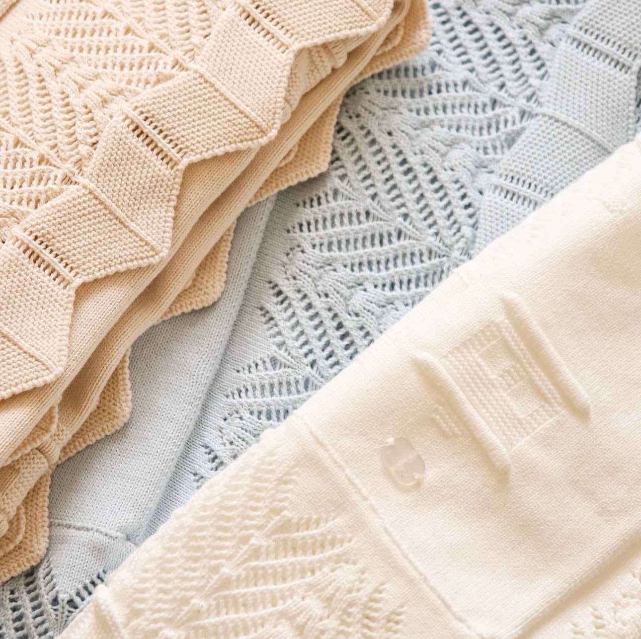 Copertina in Piquet con Dettagli Ricamati in cotone leggero