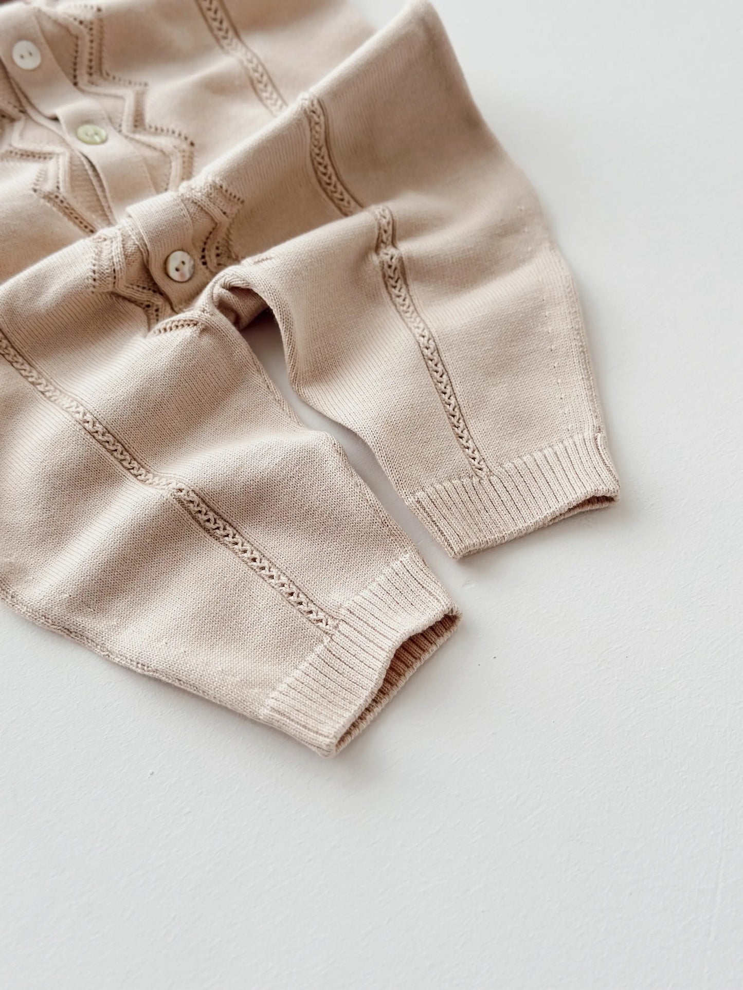 Set Neonato Elegante in Maglia – 5 Pezzi