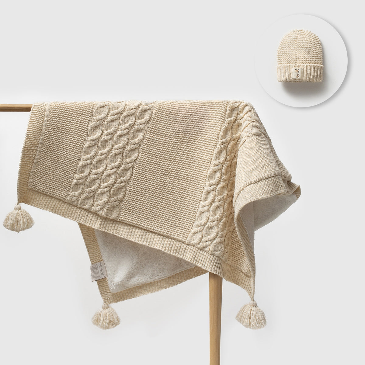 Coperta con pom-pon imbottita e cappellino unisex