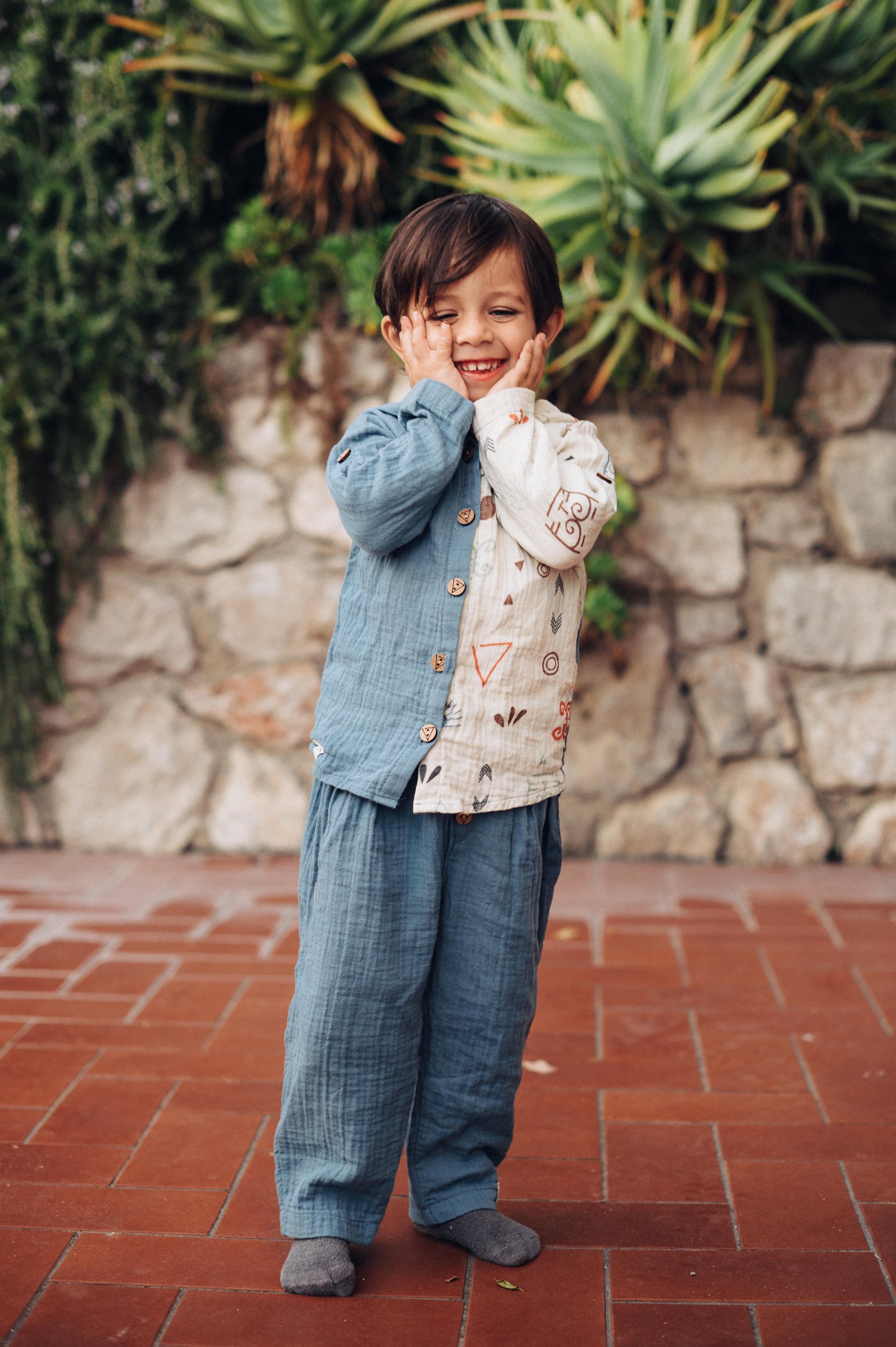 Completo bimbo con camicia con cappuccio e pantaloni.