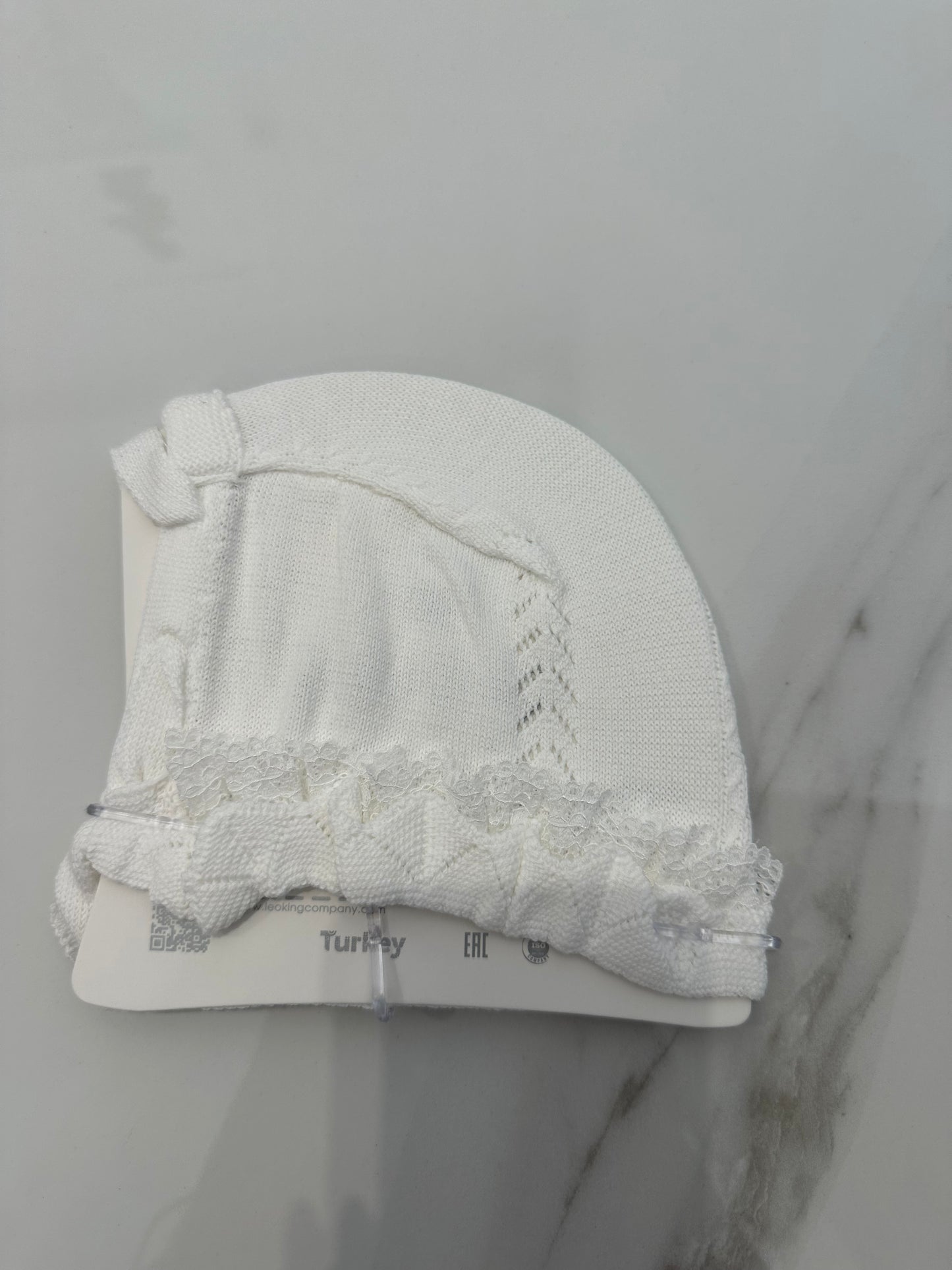 Tutina neonata con dettagli ricamati e cappello coordinato