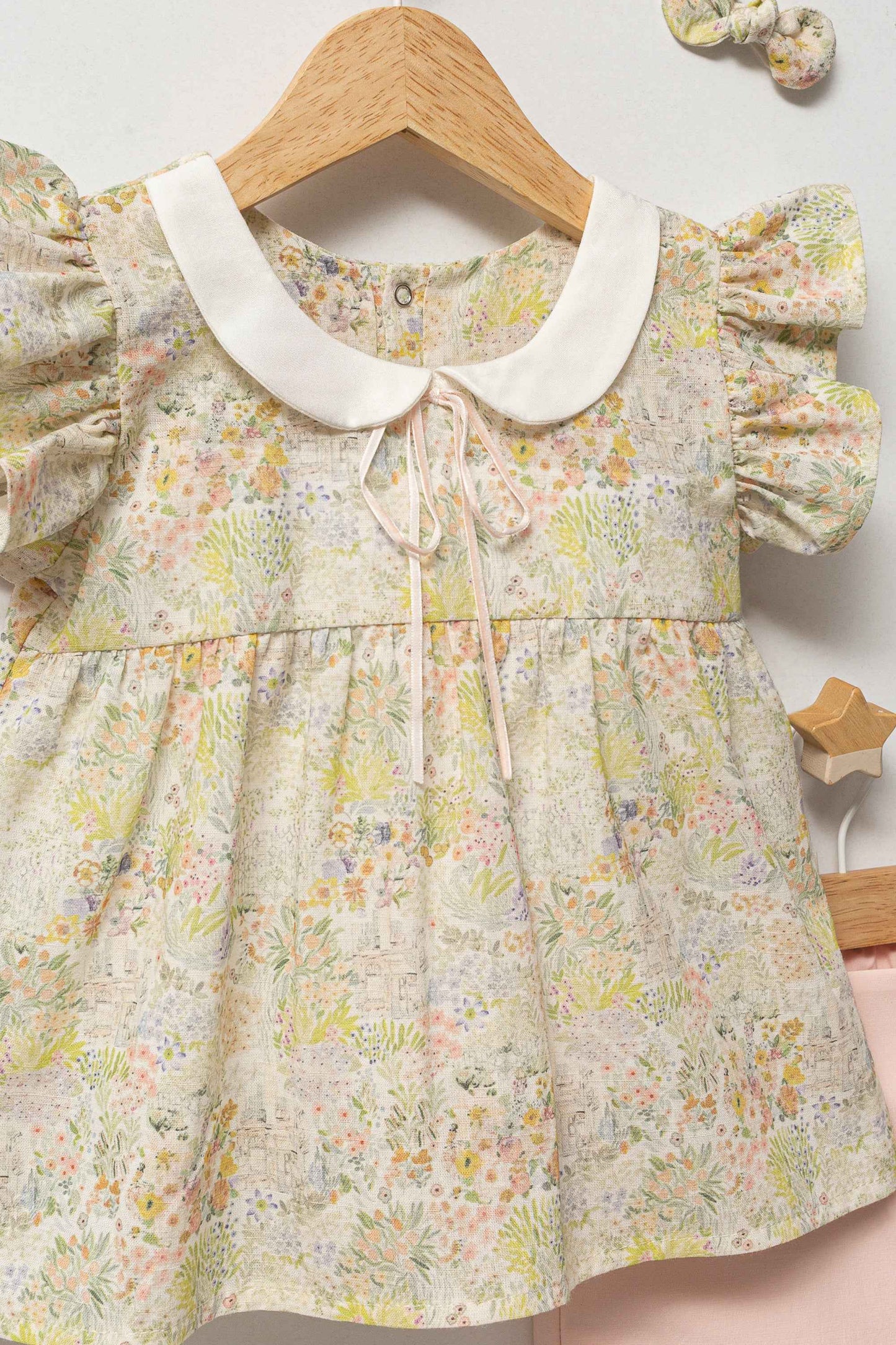 Completo bimba blusa floreale e gonna-pantaloncino con mollettine