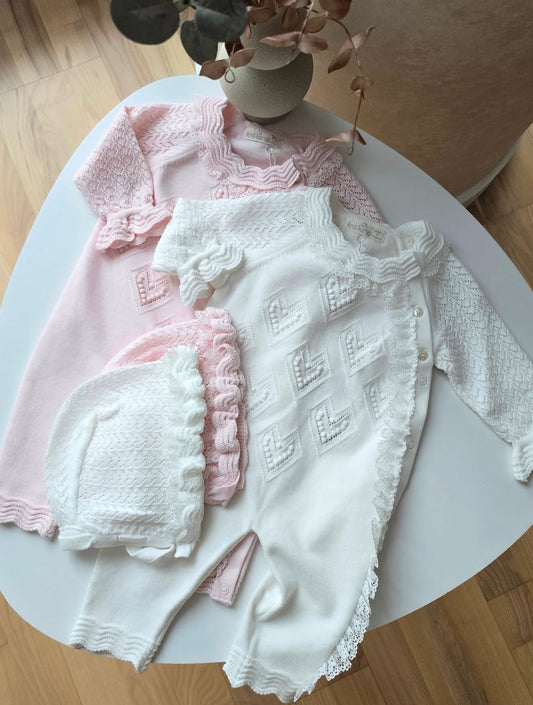 Pelele y gorro para niña con detalles de encaje