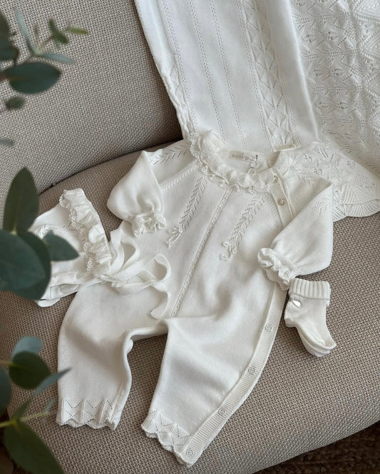 Tutina neonata con dettagli ricamati e cappello coordinato