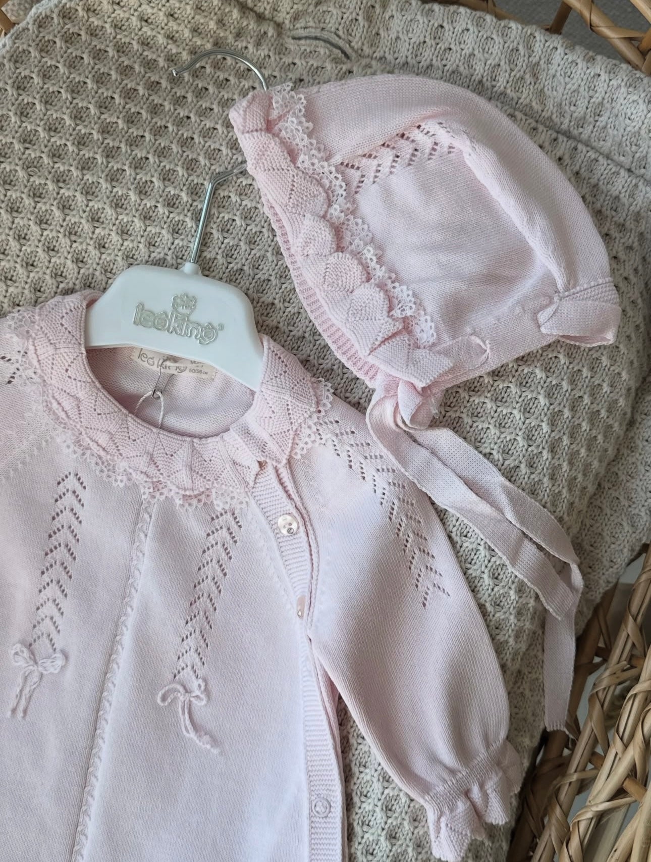 Tutina neonata con dettagli ricamati e cappello coordinato