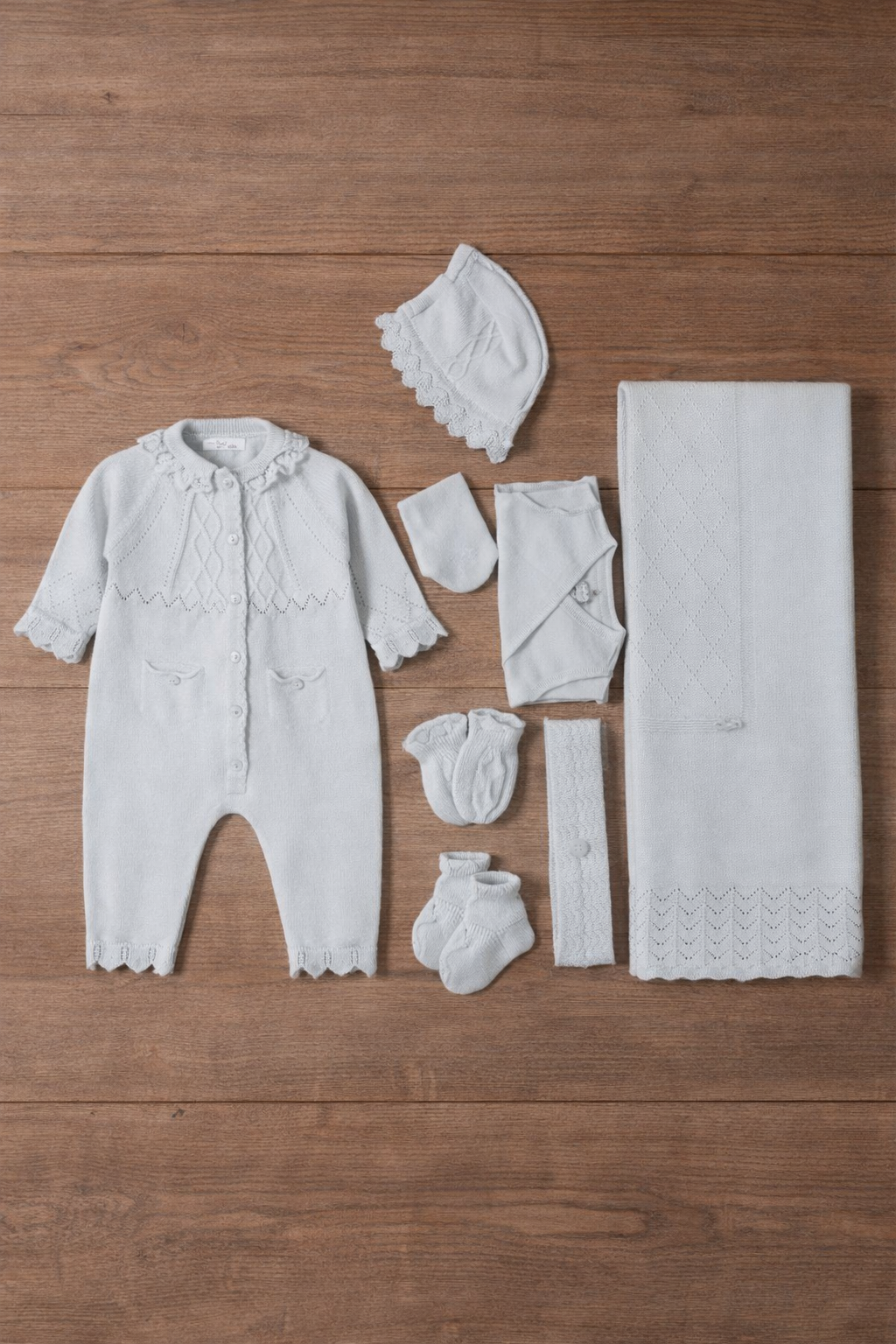 8-Piece White Knit Baby Birth Set - Elegance and Softness for the First Days