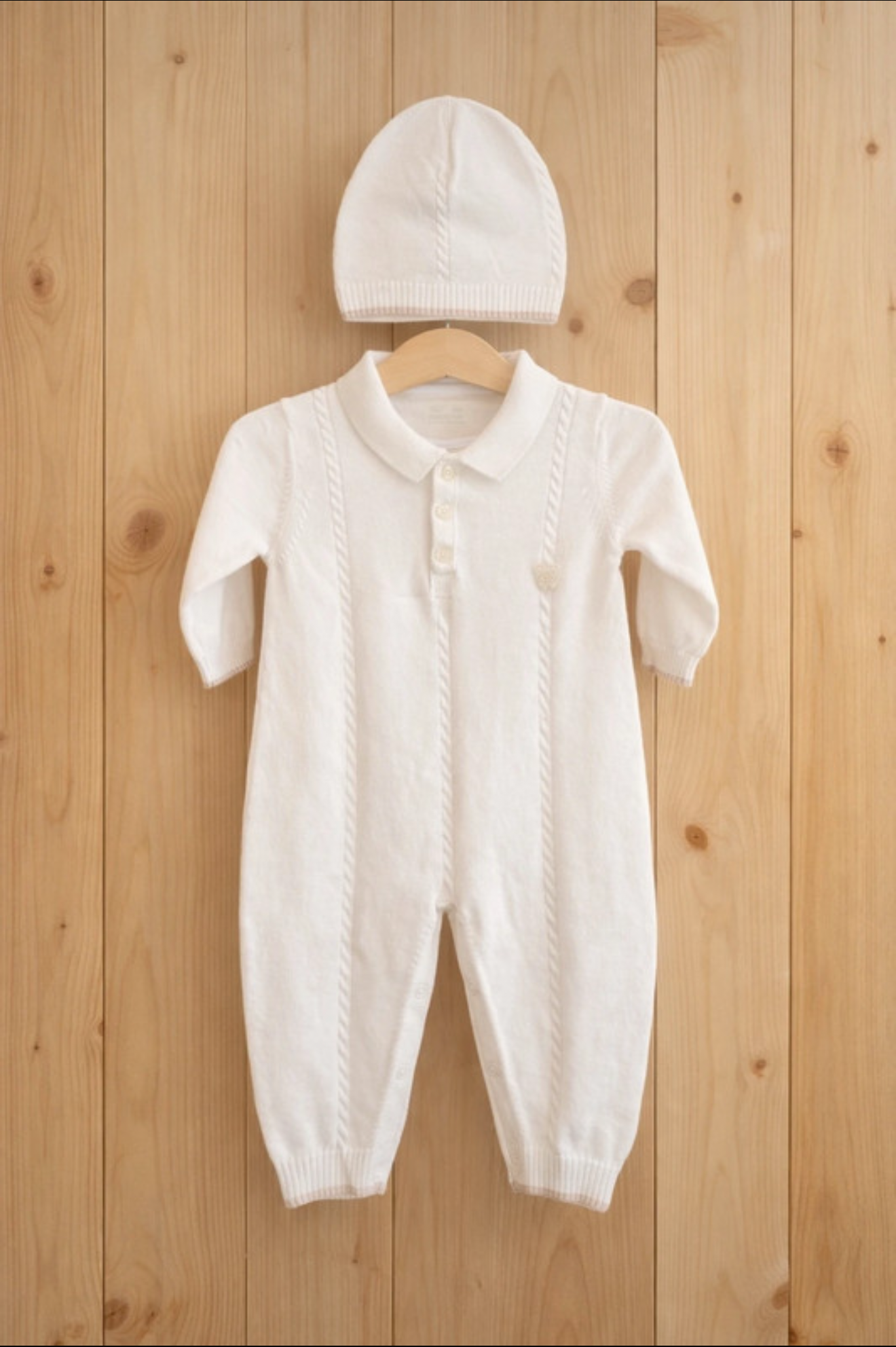 Elegante mono de punto con gorro