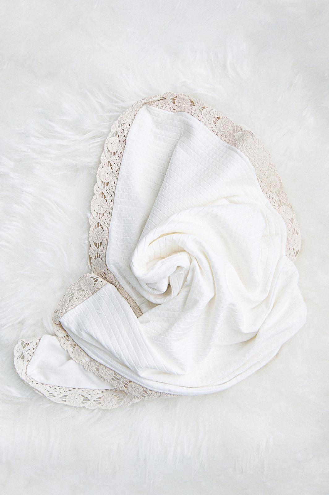 Coperta in cotone con bordo ricamato in pizzo