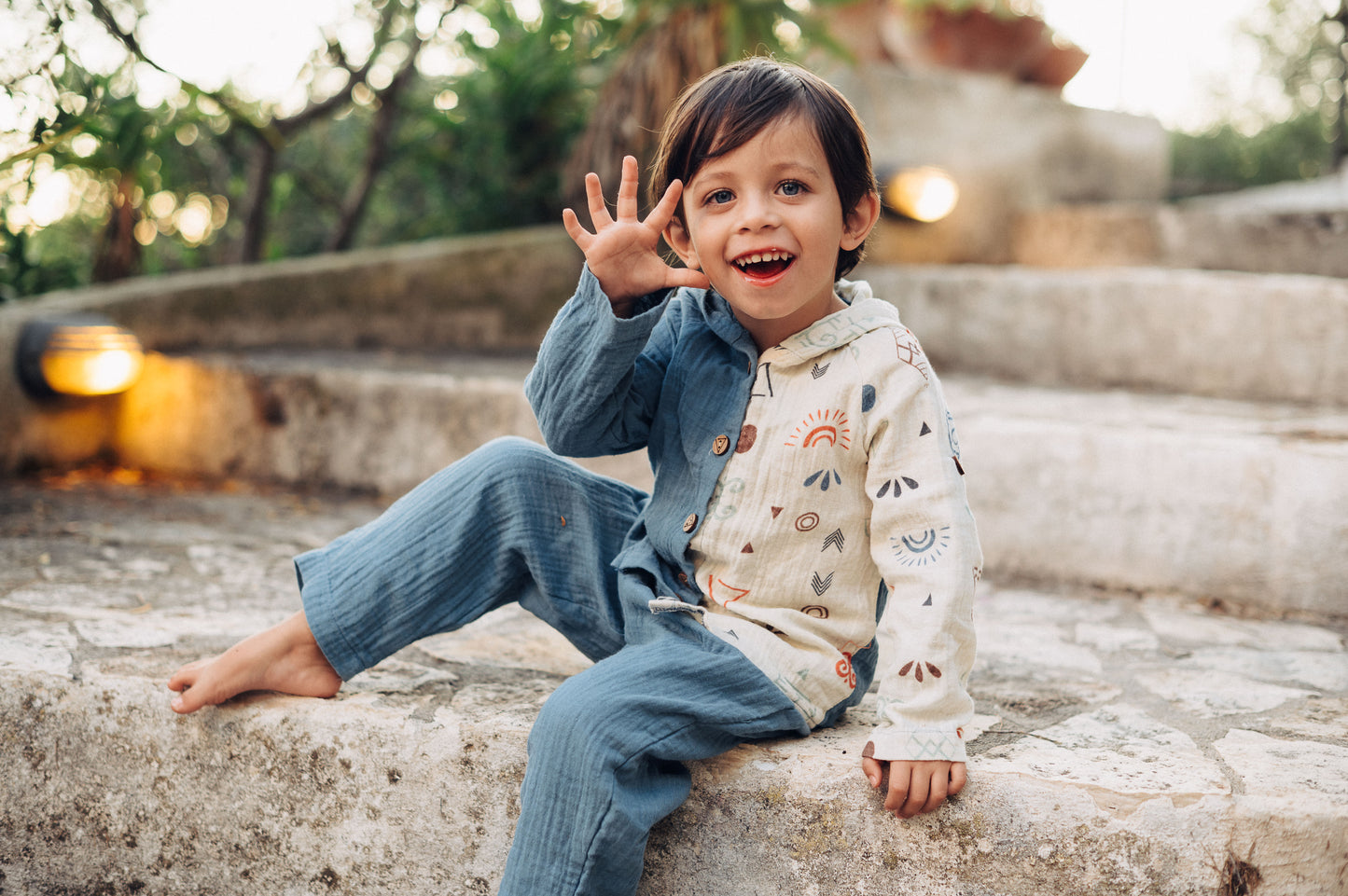 Completo bimbo con camicia con cappuccio e pantaloni.