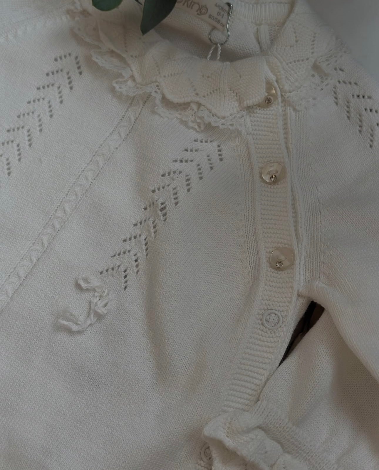 Tutina neonata con dettagli ricamati e cappello coordinato