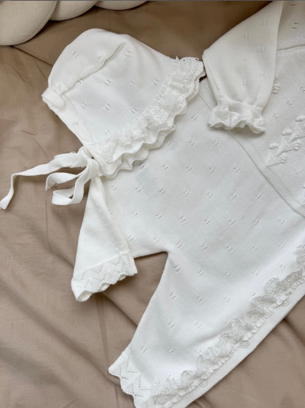 Set Tutina e cappellino con Dettagli in Pizzo