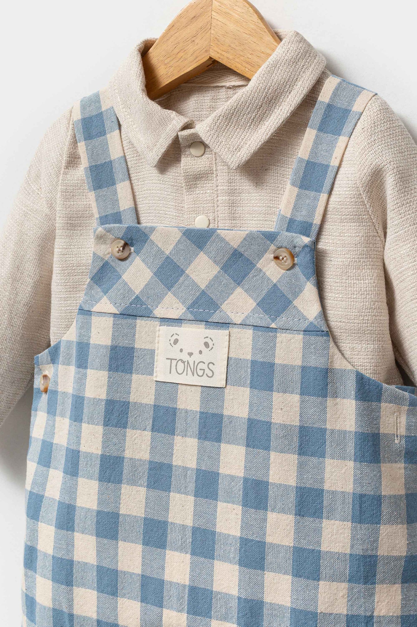 Salopette a quadretti azzurri con camicia in lino