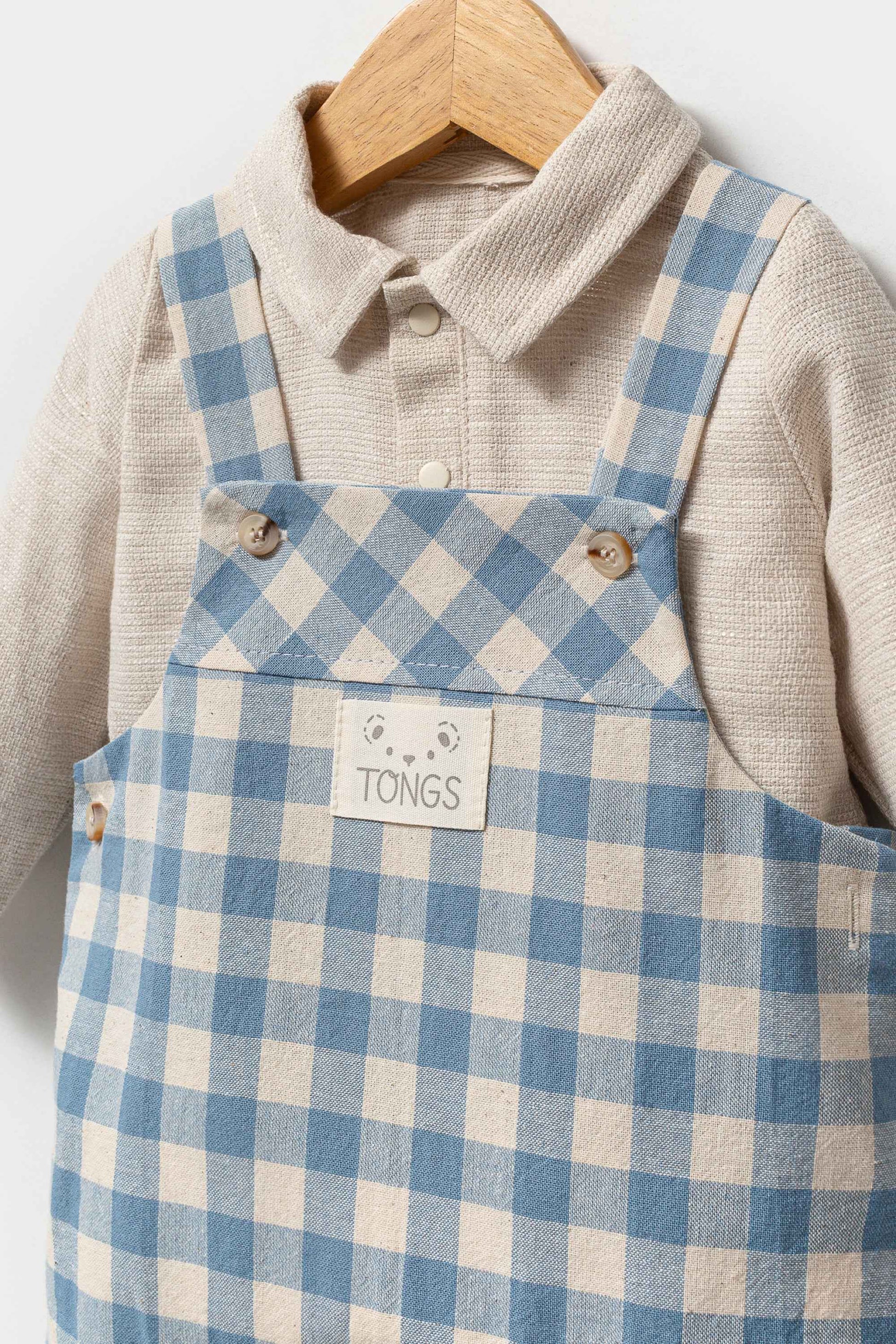 Salopette a quadretti azzurri con camicia in lino