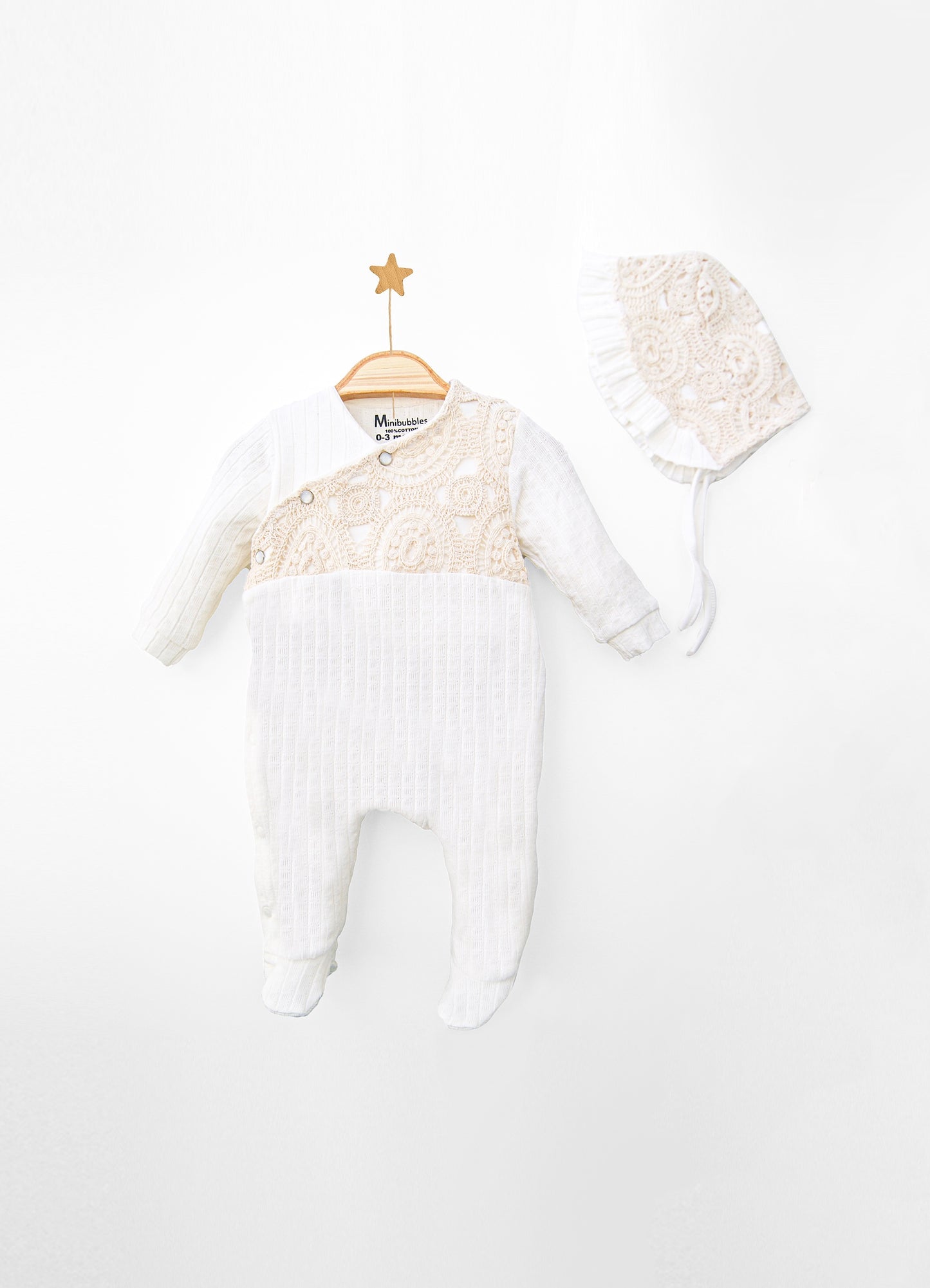 Tutina Unisex Elegante con dettagli in pizzo con cappellino 0-3 mesi