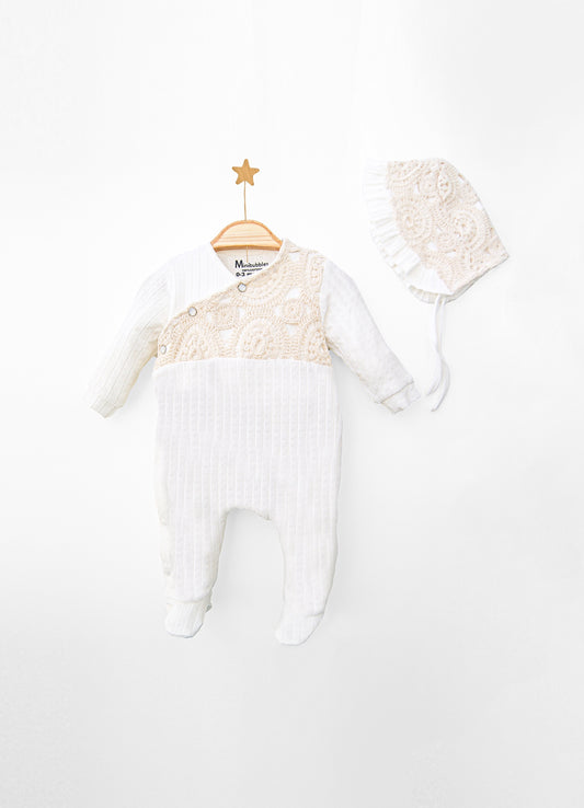 Tutina Unisex Elegante con dettagli in pizzo con cappellino 0-3 mesi