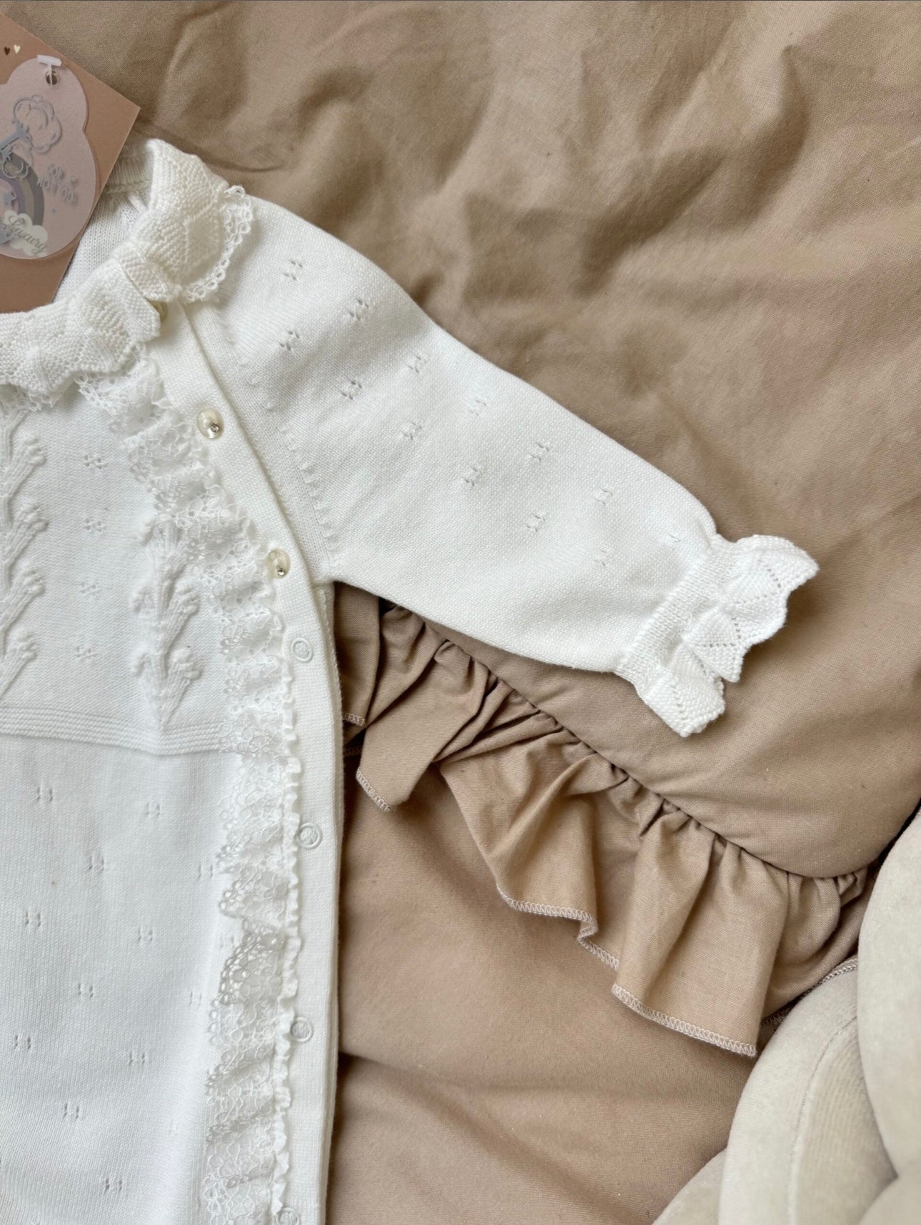 Set Tutina e cappellino con Dettagli in Pizzo