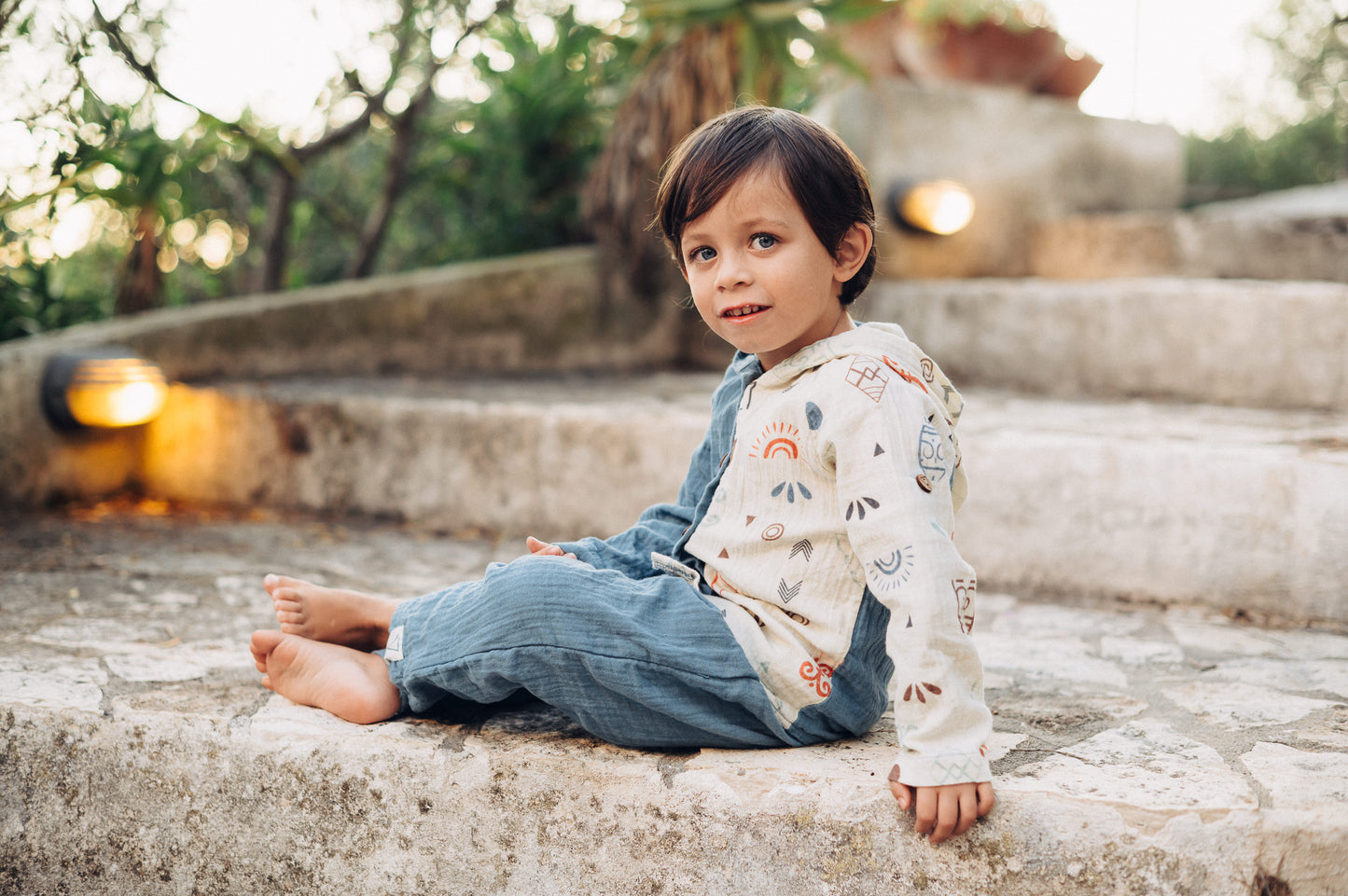 Completo bimbo con camicia con cappuccio e pantaloni.