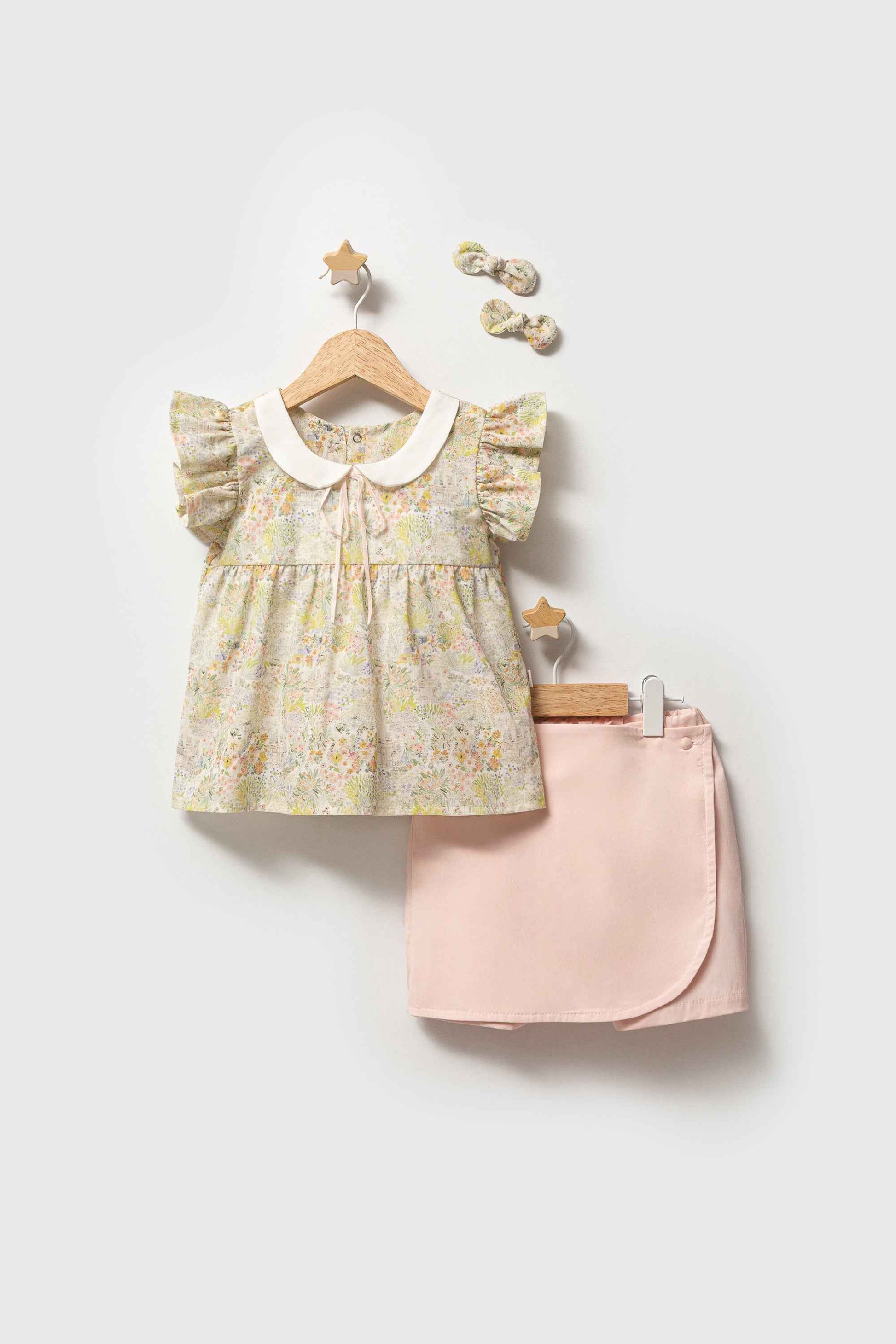 Completo bimba blusa floreale e gonna-pantaloncino con mollettine