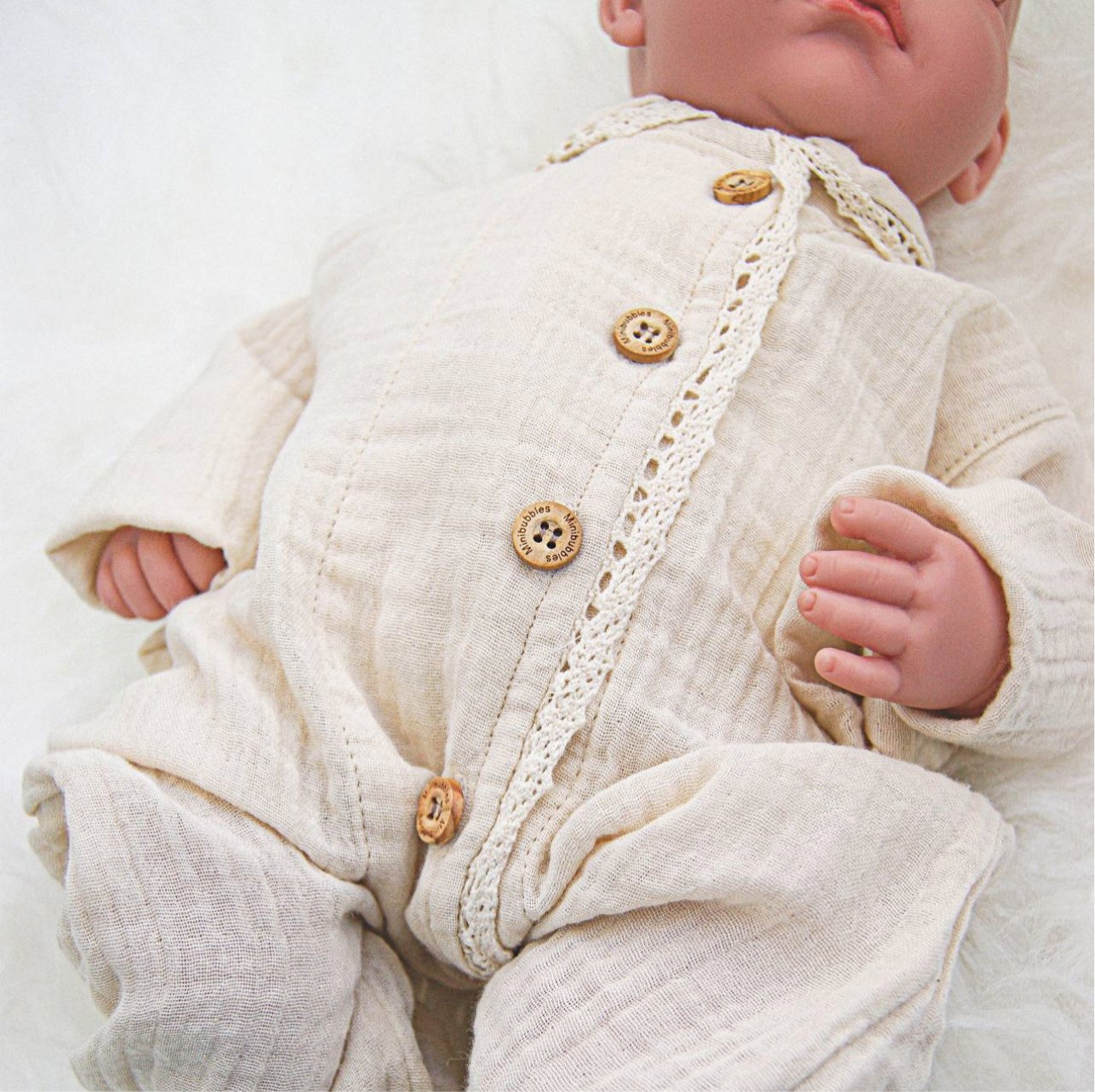 Tutina in mussola di cotone - ricamo in pizzo unisex