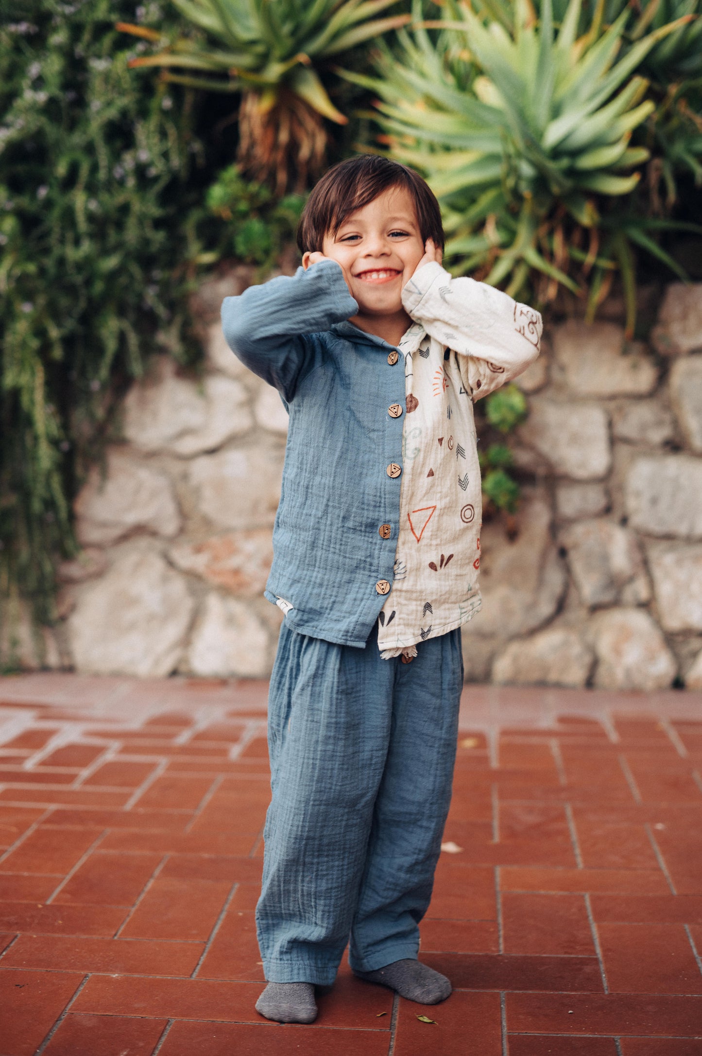 Completo bimbo con camicia con cappuccio e pantaloni.