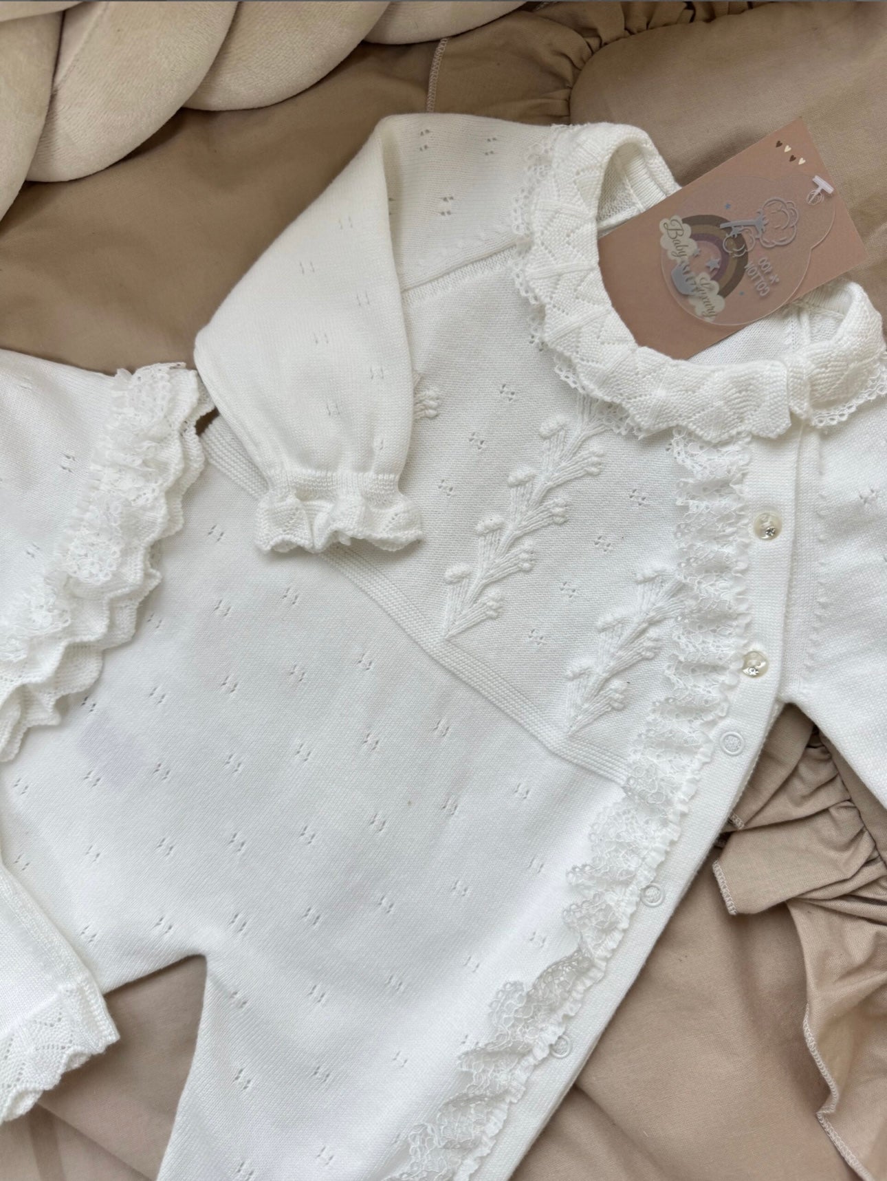 Set Tutina e cappellino con Dettagli in Pizzo