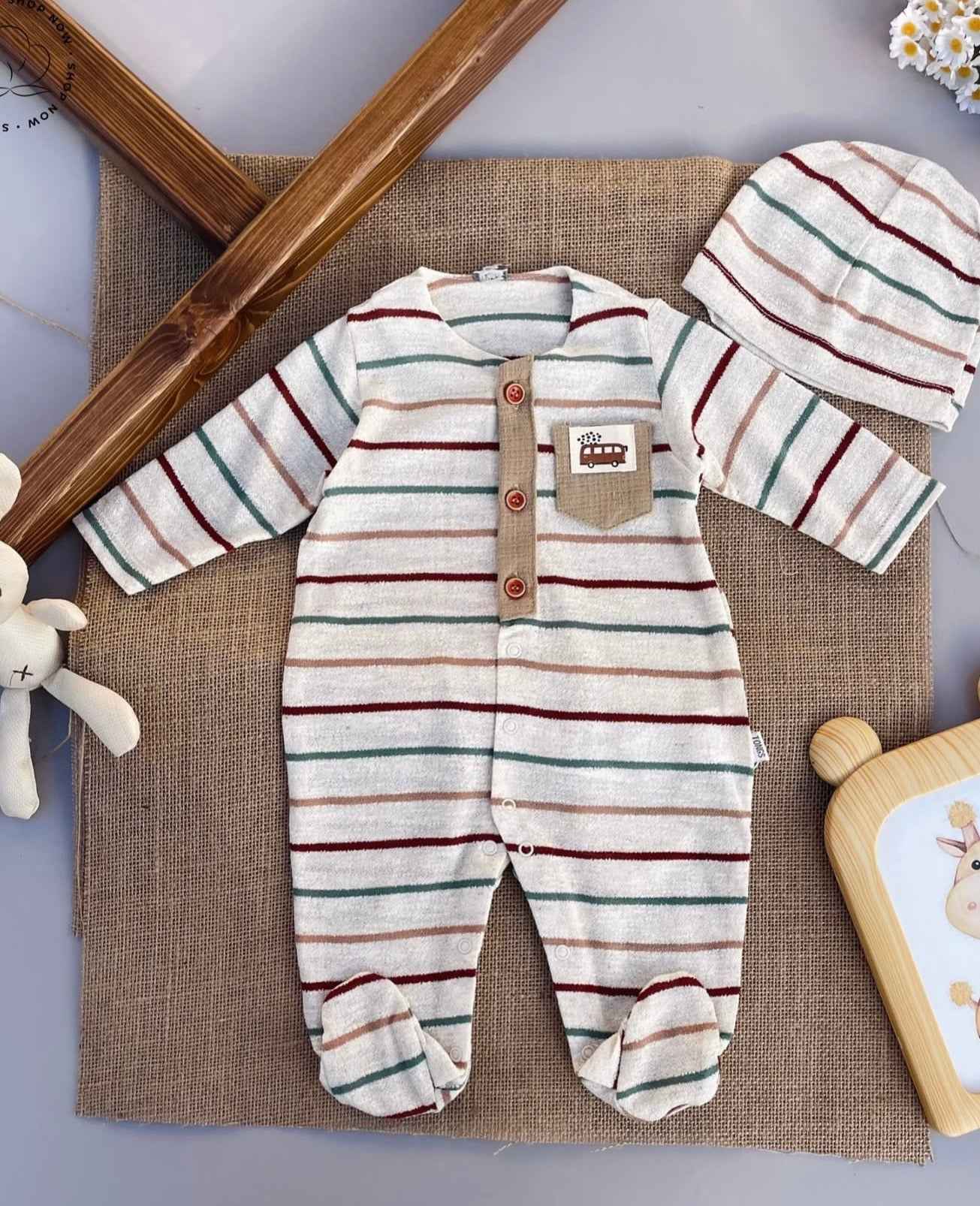 Tutina neonato/a a righe con cappellino abbinato