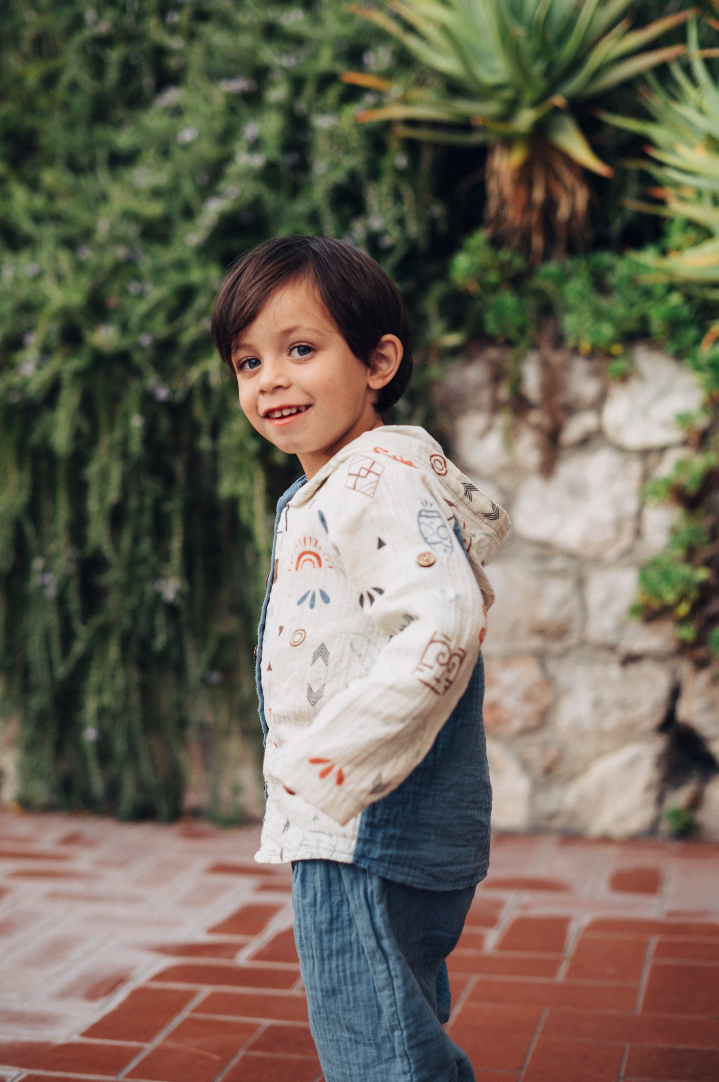 Completo bimbo con camicia con cappuccio e pantaloni.