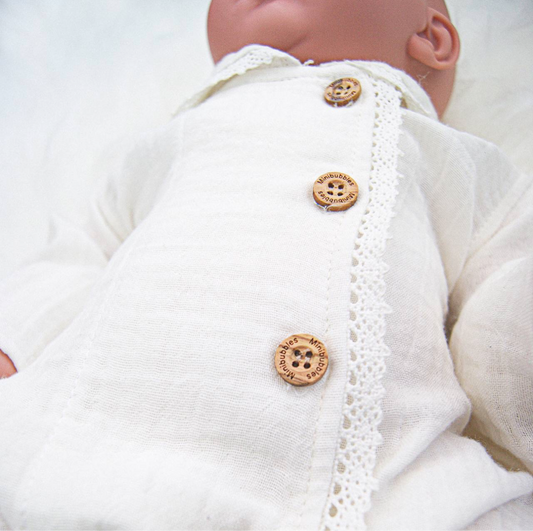 Tutina in mussola di cotone - ricamo in pizzo unisex