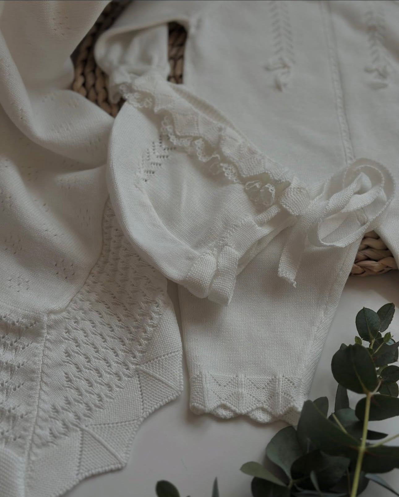 Tutina neonata con dettagli ricamati e cappello coordinato