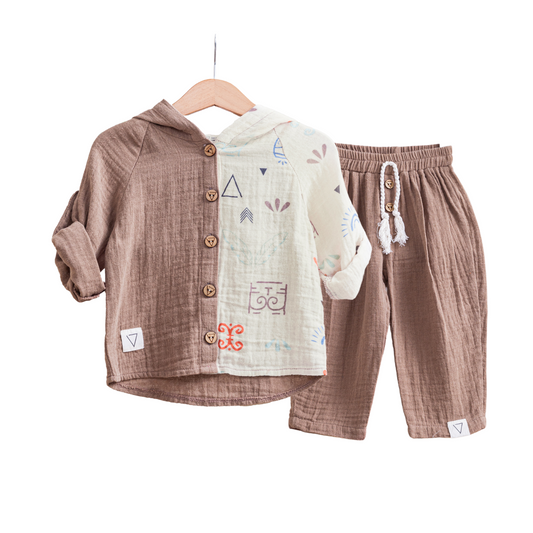 Completo bimbo con camicia con cappuccio e pantaloni.