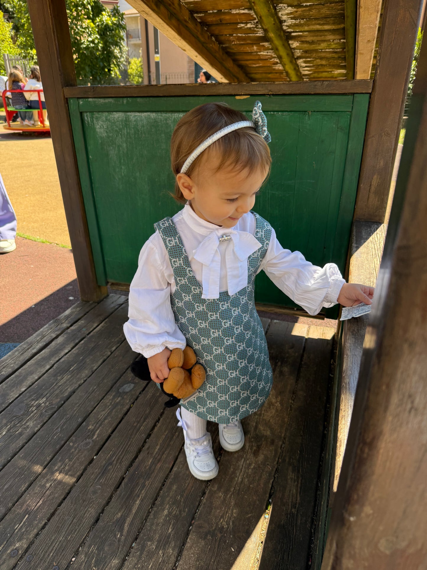 Vestido de niña con camisa y diadema