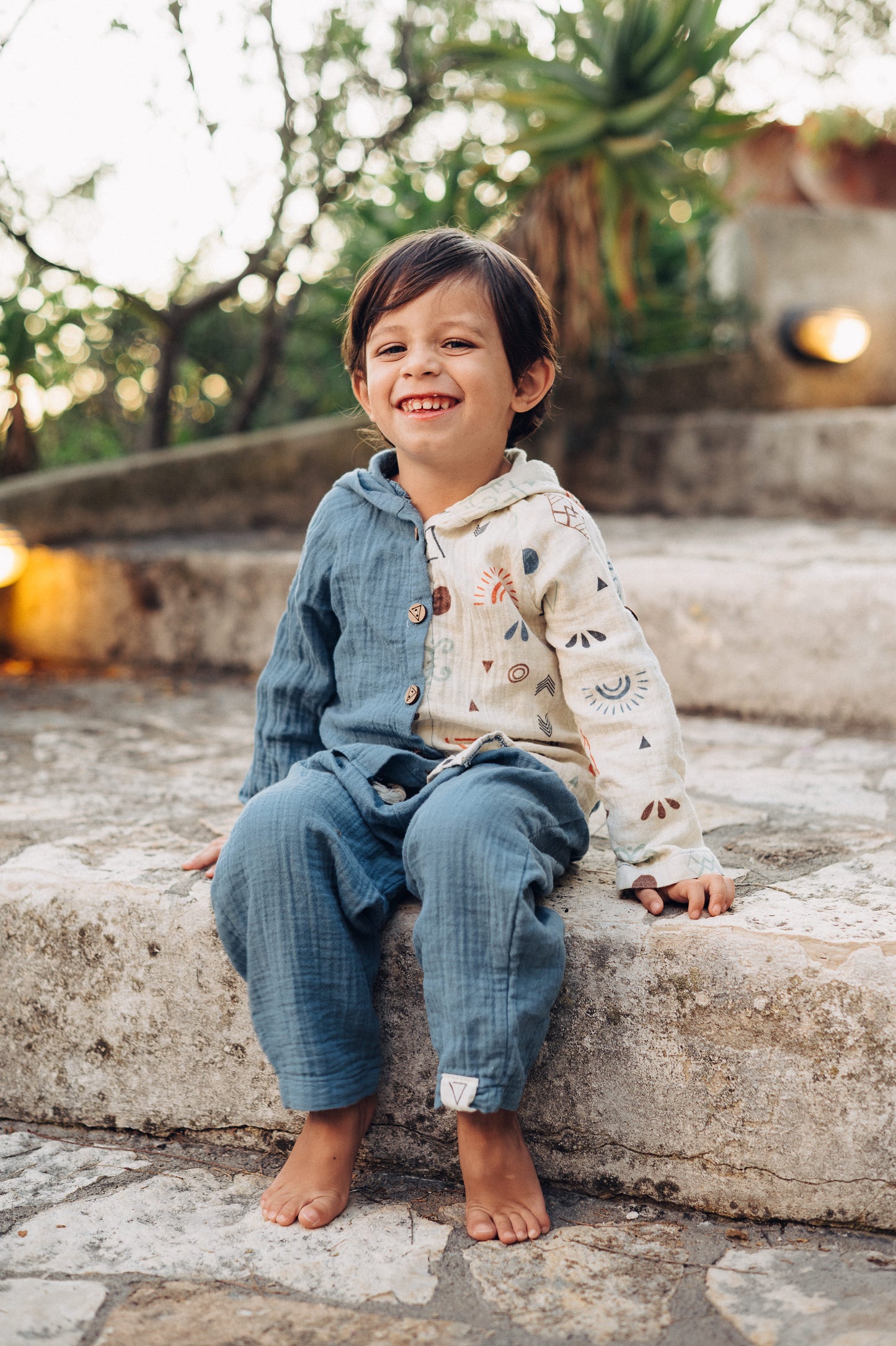 Completo bimbo con camicia con cappuccio e pantaloni.