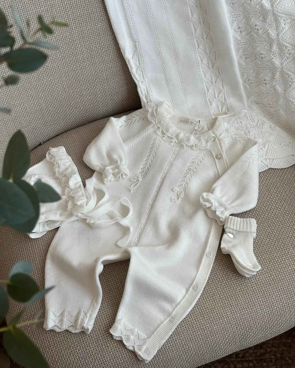 Tutina neonata con dettagli ricamati e cappello coordinato