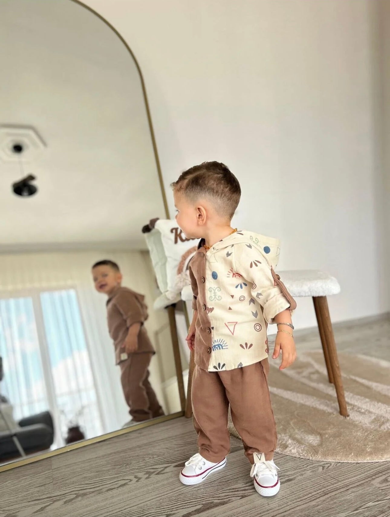 Completo bimbo con camicia con cappuccio e pantaloni.