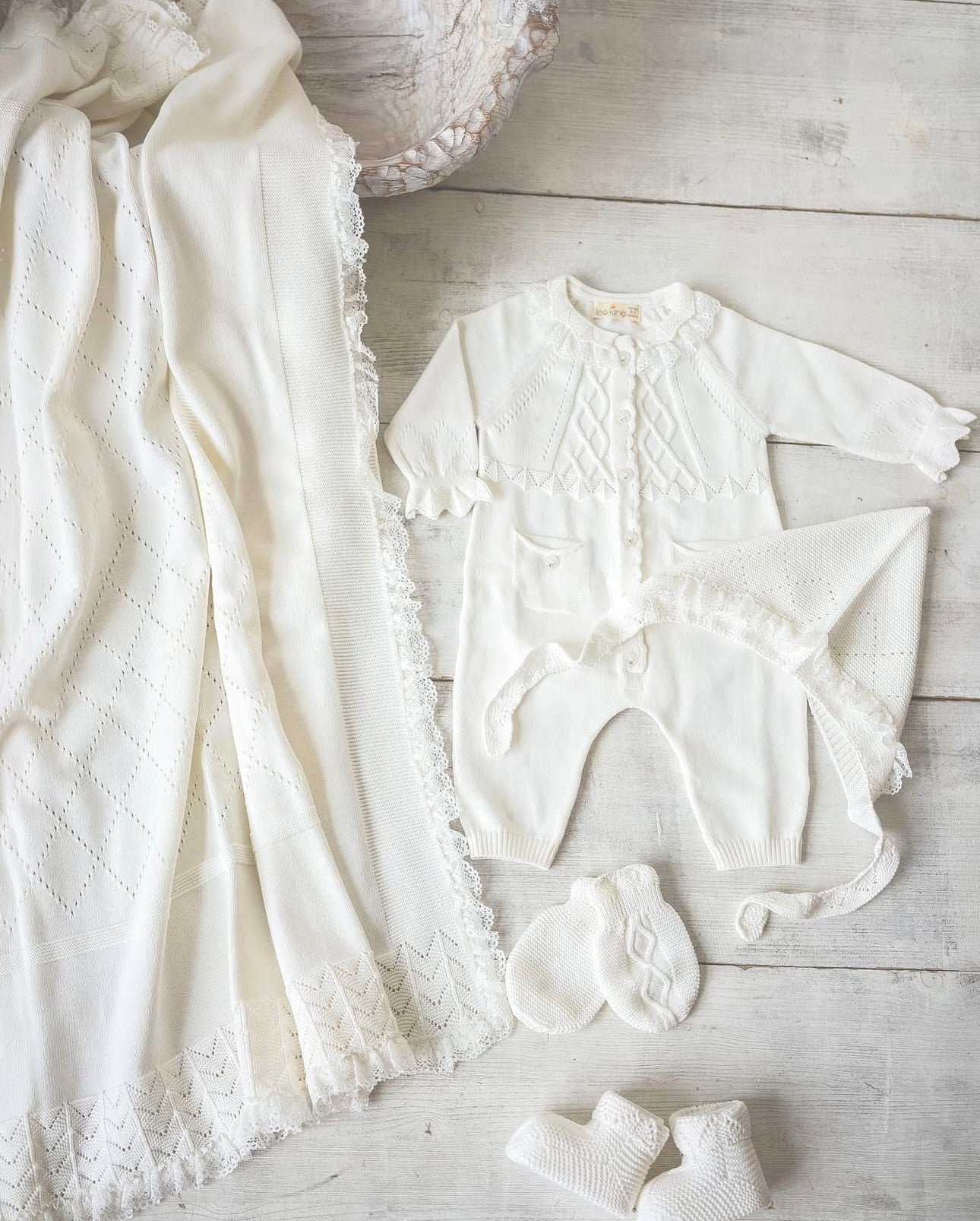 8-Piece White Knit Baby Birth Set - Elegance and Softness for the First Days