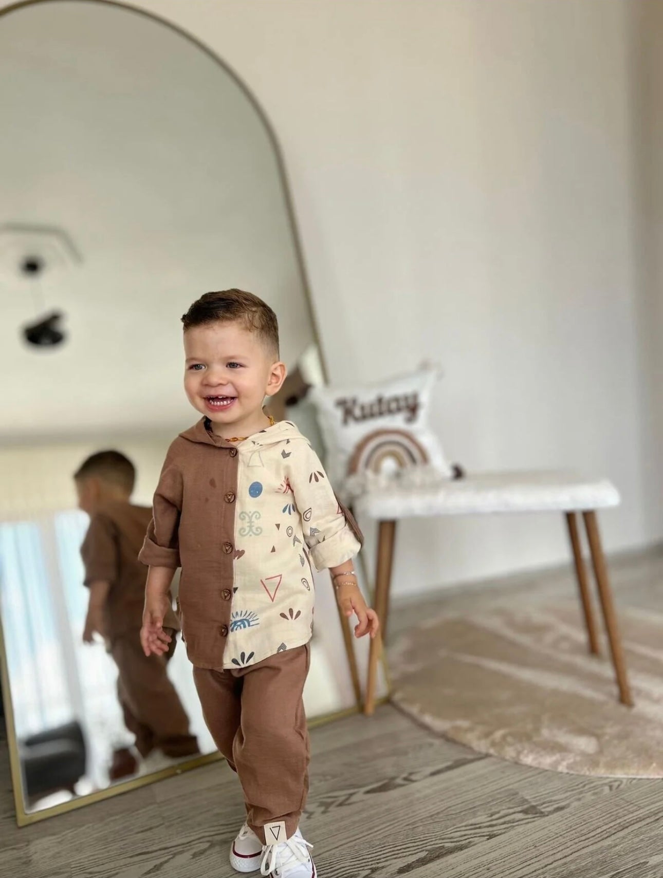 Completo bimbo con camicia con cappuccio e pantaloni.