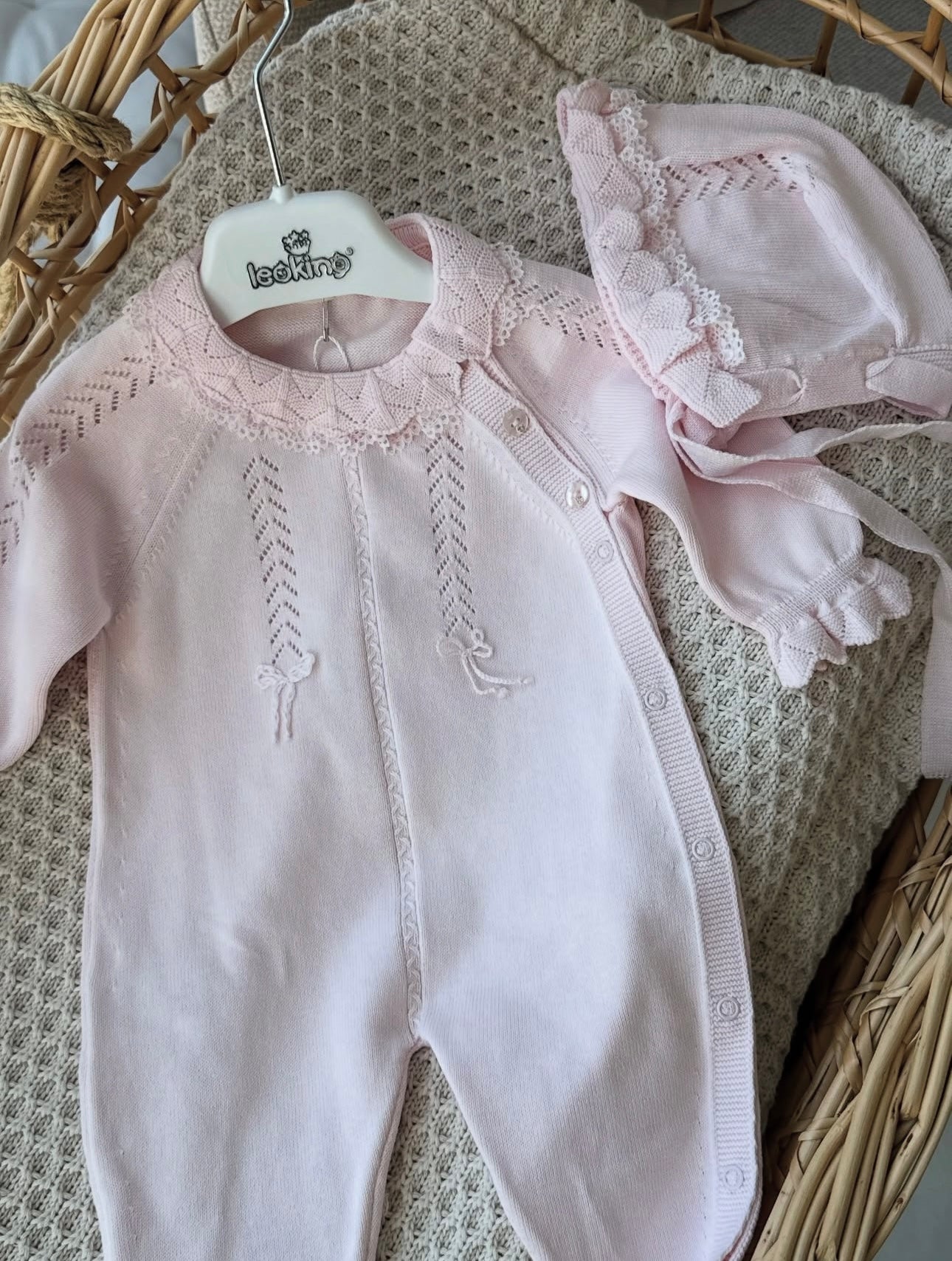 Tutina neonata con dettagli ricamati e cappello coordinato