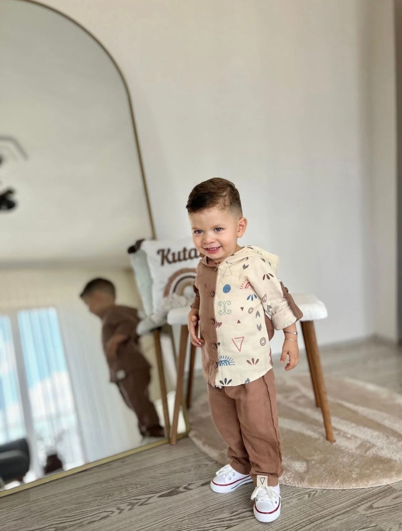 Completo bimbo con camicia con cappuccio e pantaloni.