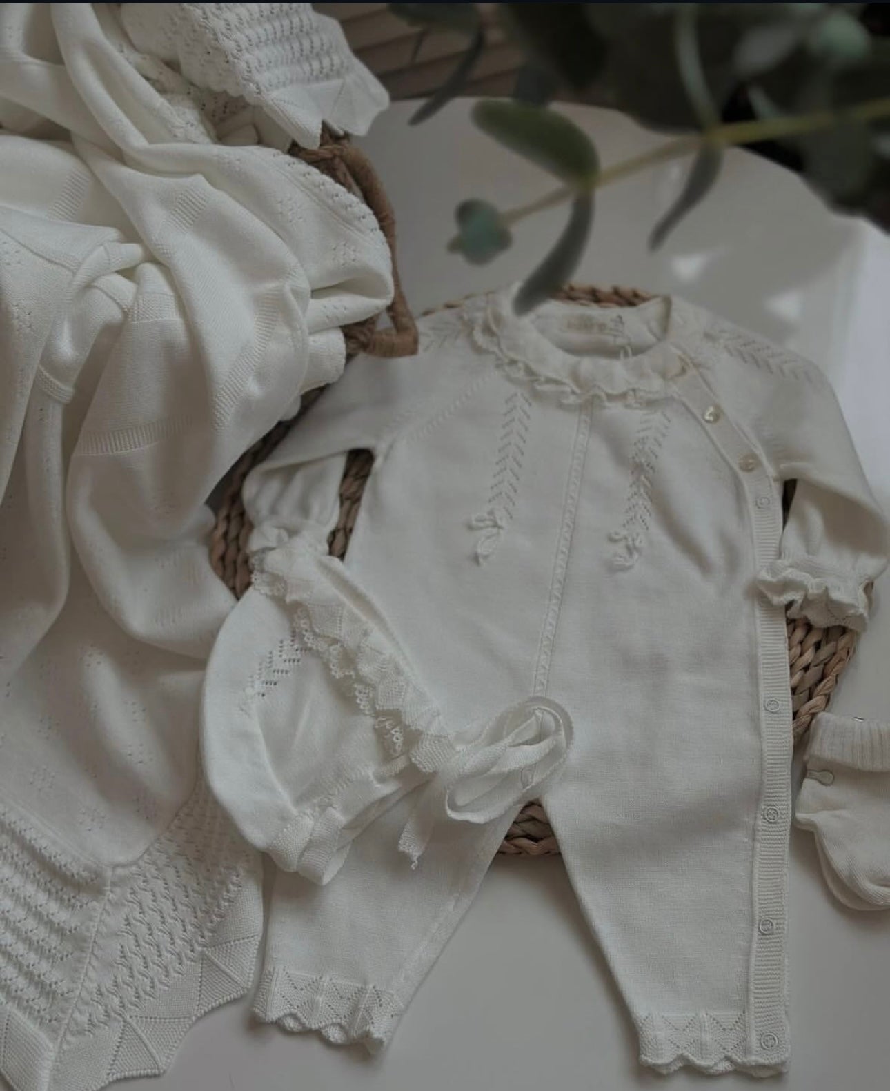 Tutina neonata con dettagli ricamati e cappello coordinato