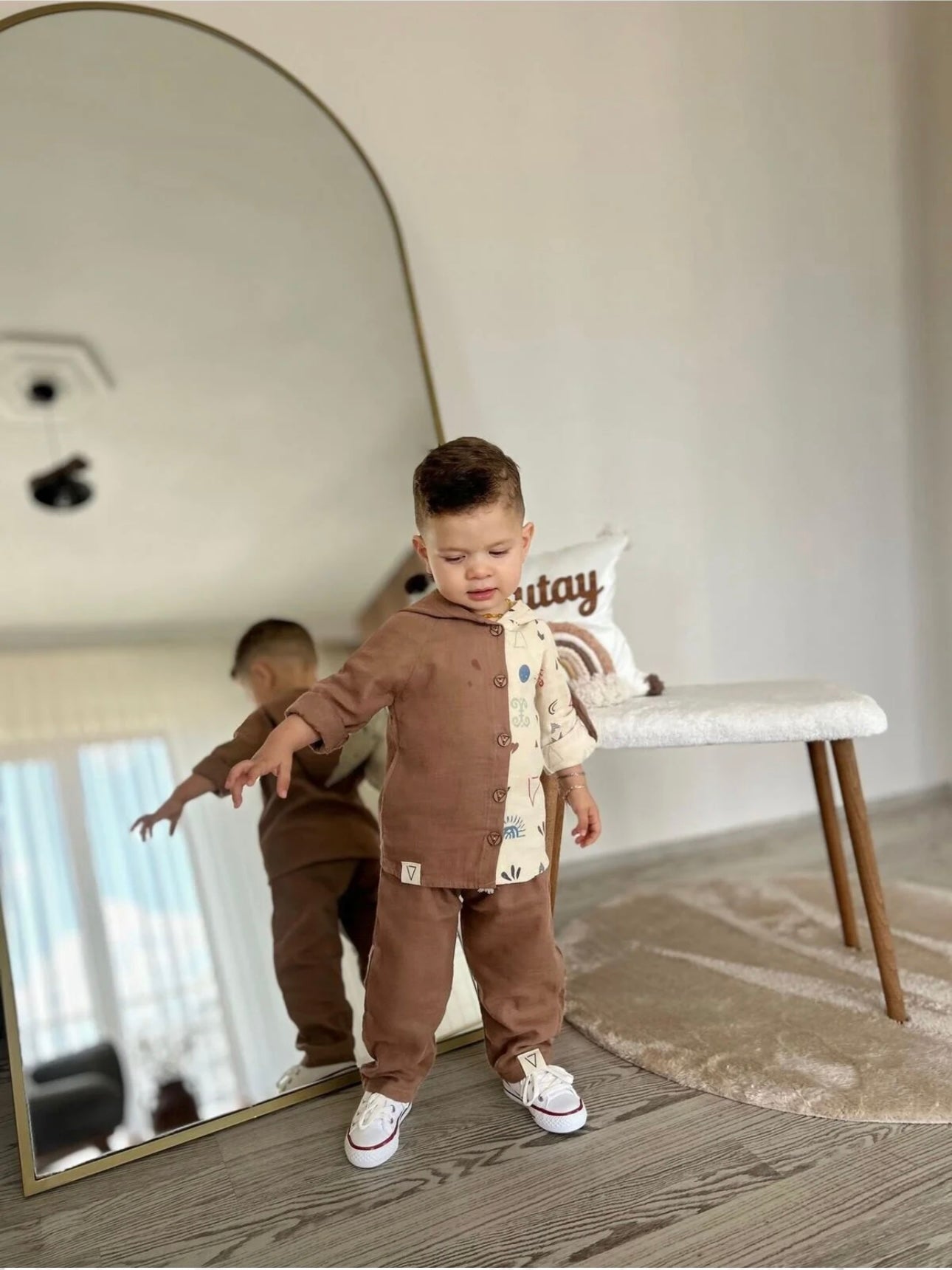 Completo bimbo con camicia con cappuccio e pantaloni.