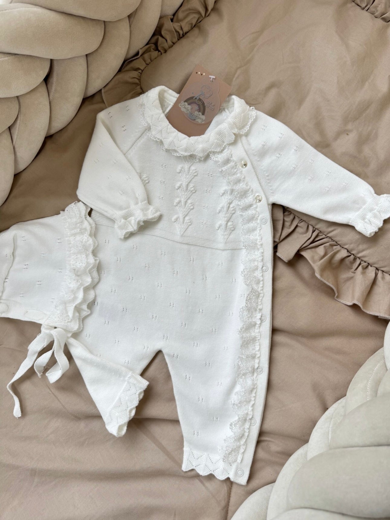 Set Tutina e cappellino con Dettagli in Pizzo