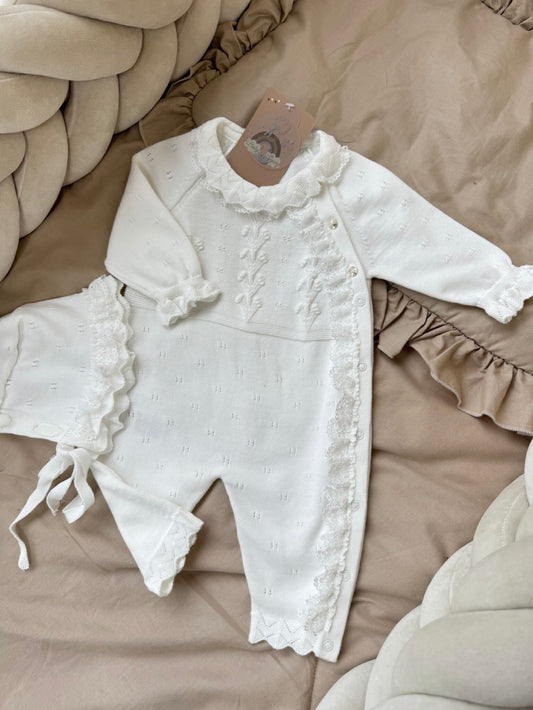 Set Tutina e cappellino con Dettagli in Pizzo