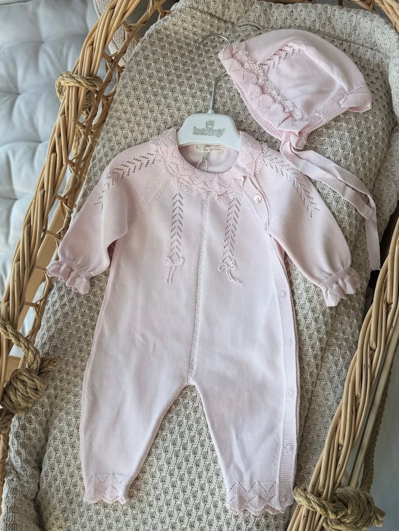 Tutina neonata con dettagli ricamati e cappello coordinato