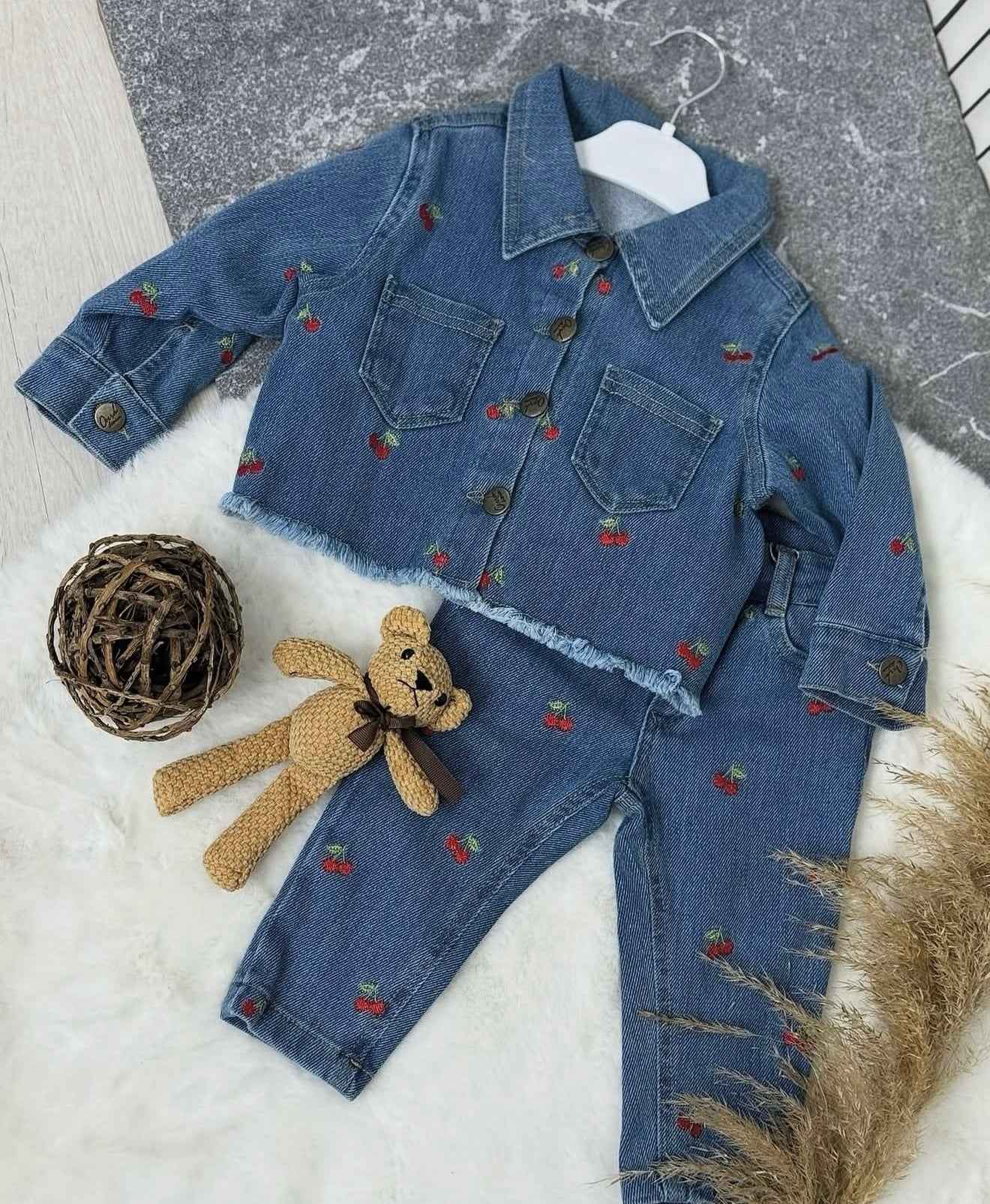 Giacca in denim con ricami di ciliegie