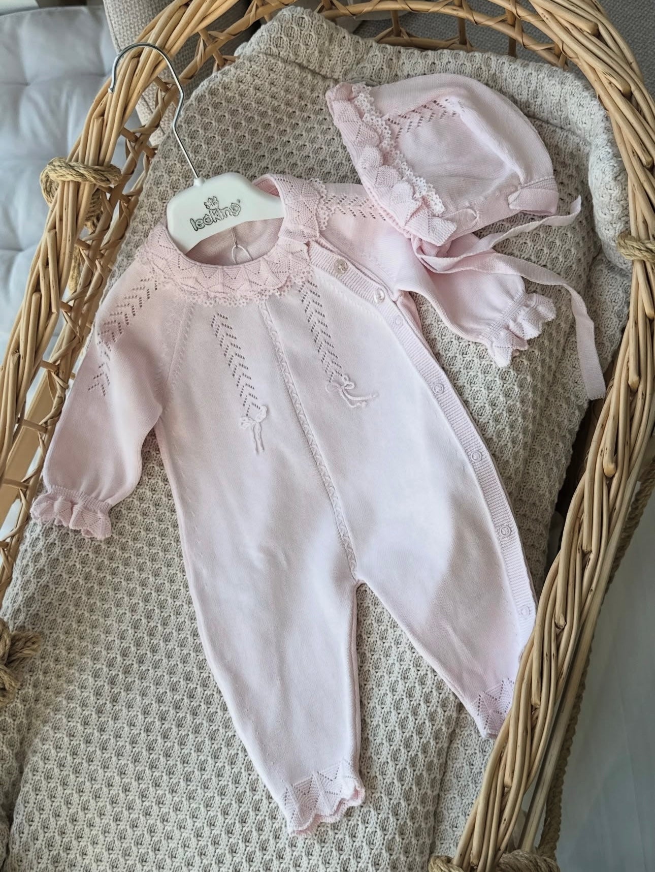 Tutina neonata con dettagli ricamati e cappello coordinato