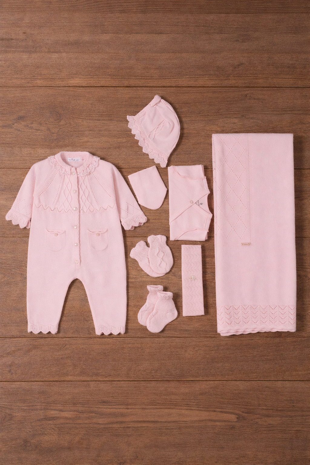 8-Piece White Knit Baby Birth Set - Elegance and Softness for the First Days