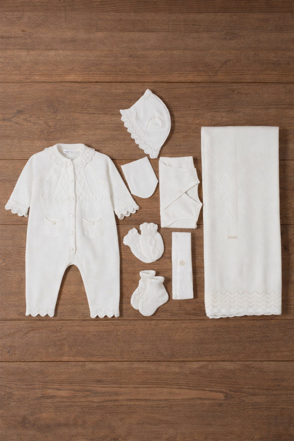 8-Piece White Knit Baby Birth Set - Elegance and Softness for the First Days