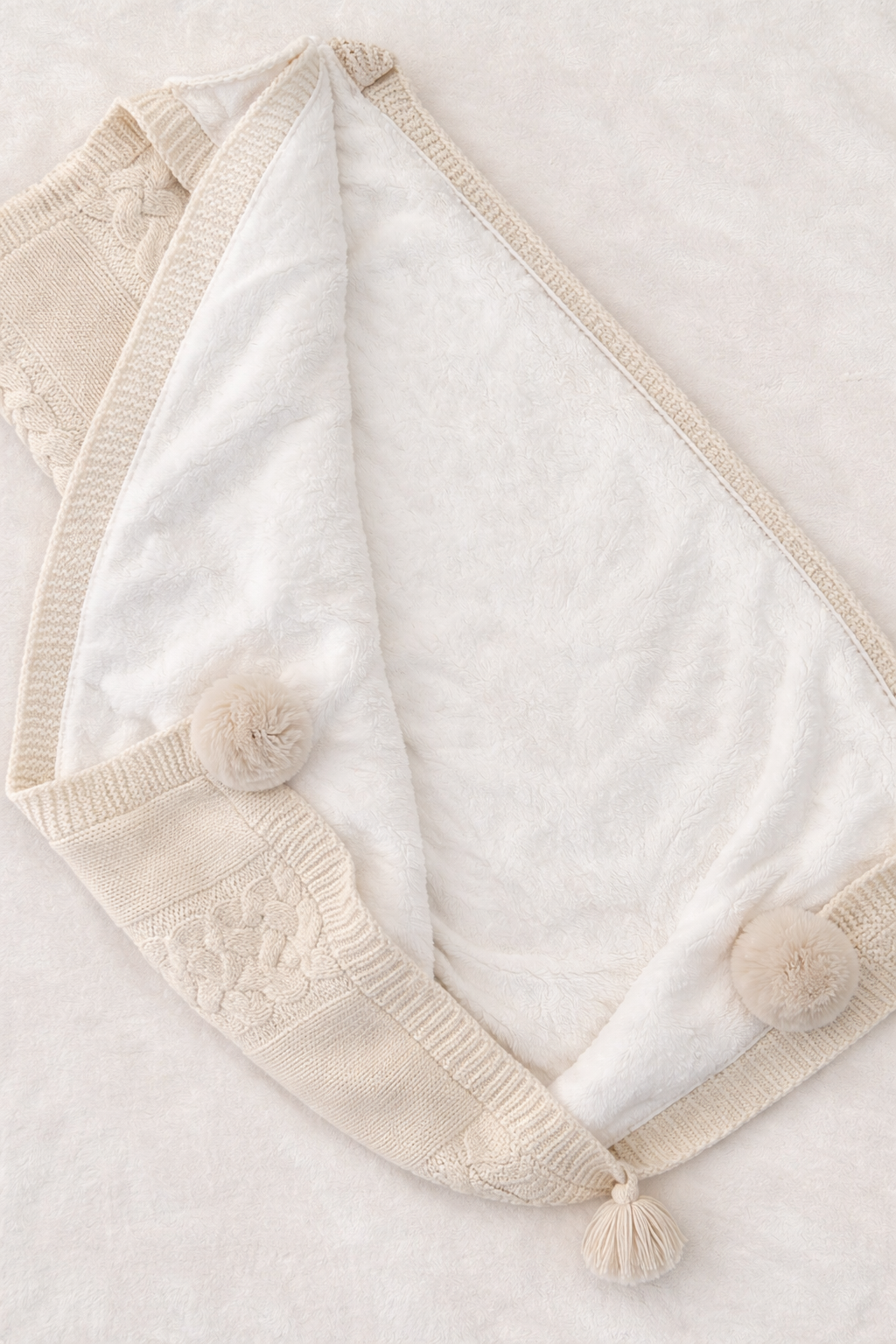 Coperta con pom-pon imbottita e cappellino unisex