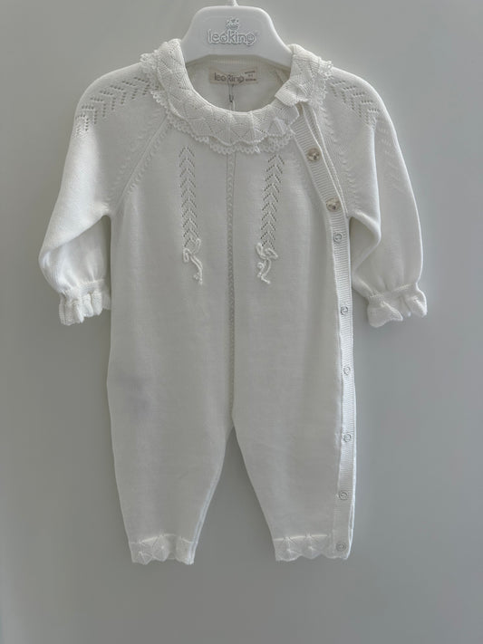 Tutina neonata con dettagli ricamati e cappello coordinato