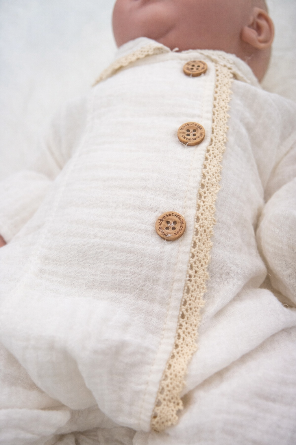 Tutina in mussola di cotone - ricamo in pizzo unisex - MiniMe- color